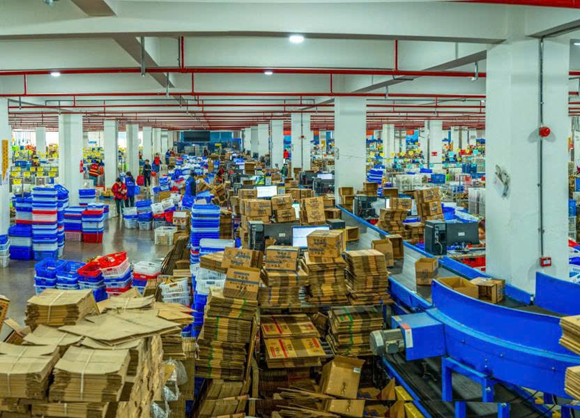 Cửa hàng vận chuyển và kho hàng bận rộn
